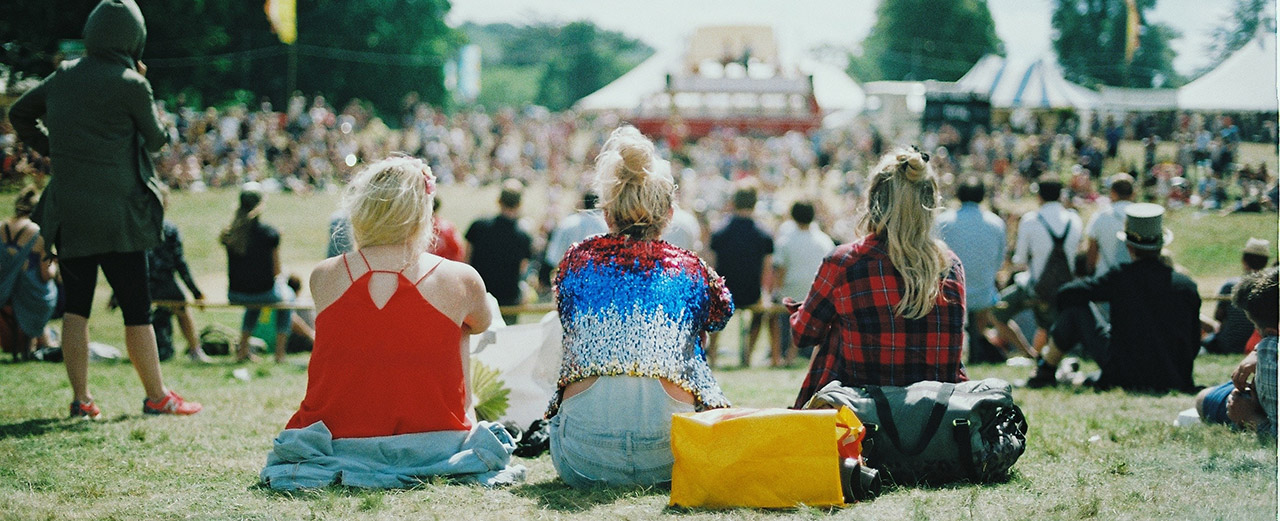 Ist man mit 25 zu alt für Open Air Festivals? Photo by Aranxa Esteve on Unsplash
