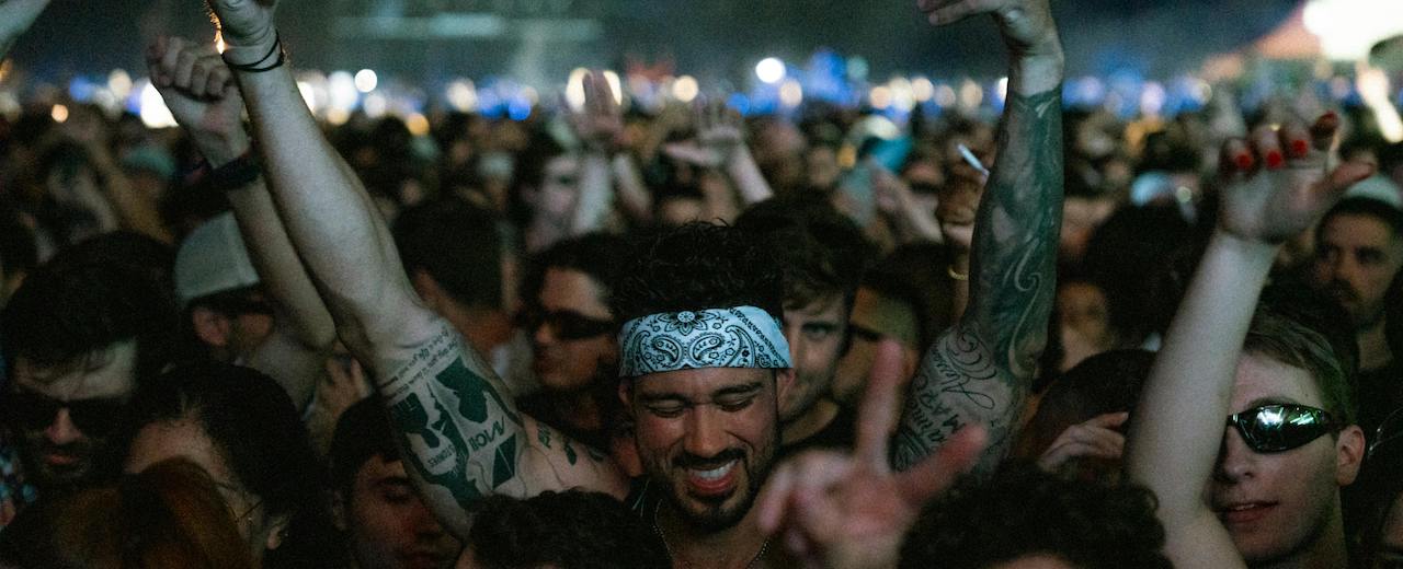 Mann mit Haarband inmitten von Menge bei Festival