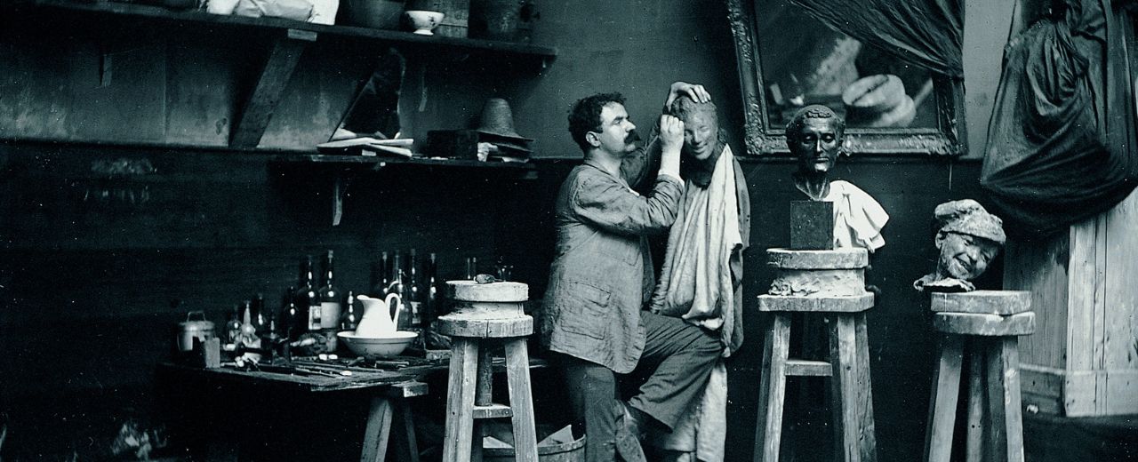 (c) Medardo Rosso in seinem Studio am Boulevard des Batignolles, 1890 Abzug vom Original-Glasnegativ, Archivio Medardo Rosso 