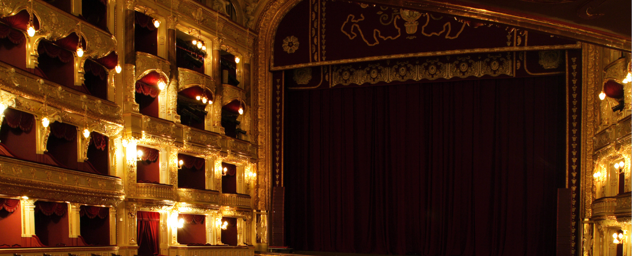 Eine Oper beleuchtet in warmen Licht