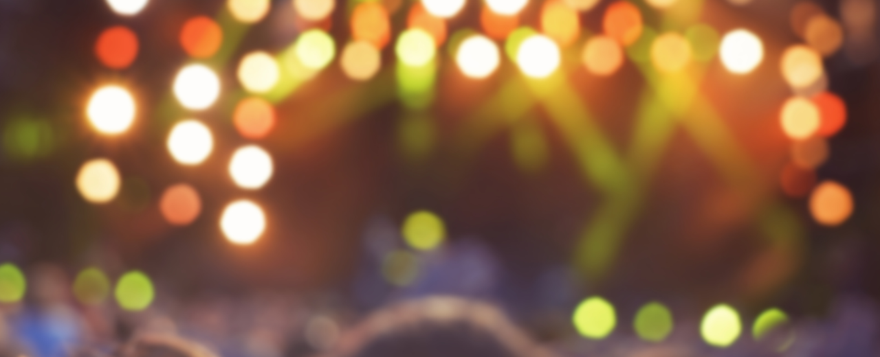 Verschwomme Lichter bei einem Konzert