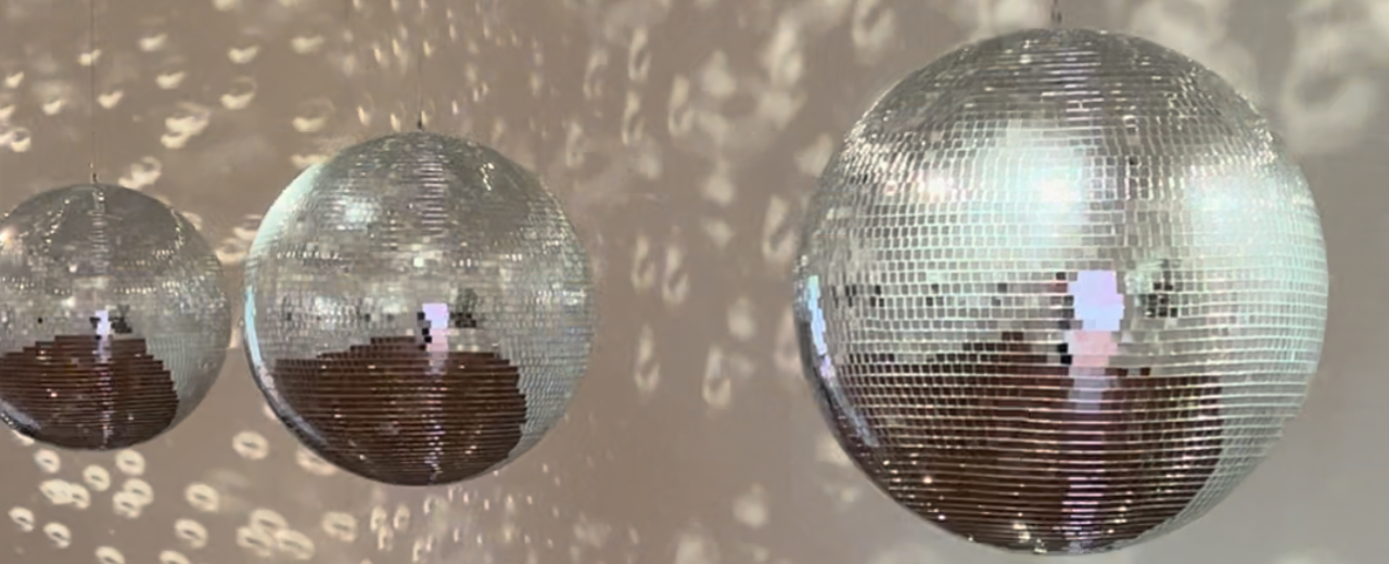 drei rießige discokugeln, die glitzern