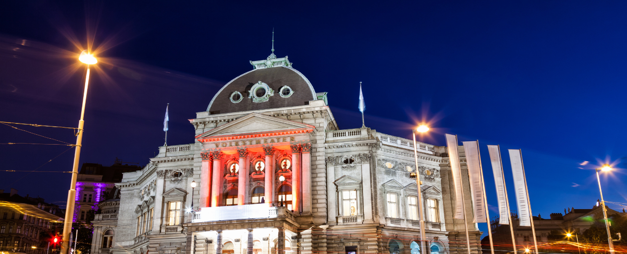 Das Volkstheater bei Nacht.