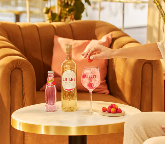 zwei Gläser mit Lillet Berry und Erdbeeren 