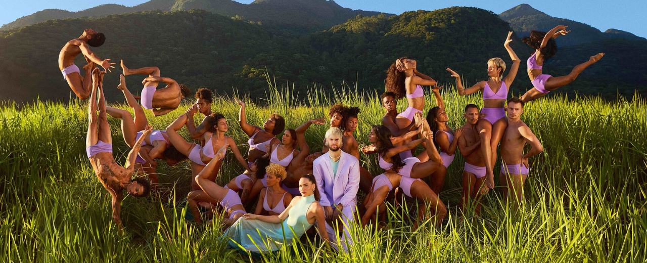 Sofie Tukker auf einer Wiese mit vielen anderen Menschen